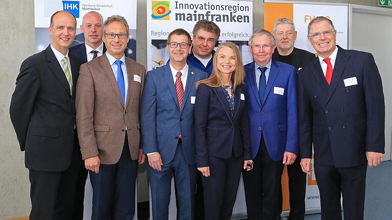 Informierten über den Innovationsmotor Medizintechnik (v.l.): Präsident Prof. Dr. Grebner (FHWS), Sebastian Dresbach (ZTM Bad Kissingen GmbH), stv. Hauptgeschäftsführer Jürgen Bode (IHK Würzburg-Schweinfurt), Dr. Florian Odoj (Rapid Biomedical GmbH), Prof. Dr. Norbert Strobel (FHWS), Åsa Petersson (Region Mainfranken GmbH), Prof. Dr. Walter Kullmann (FHWS), Helmut Reinhard (Reinhard Feinmechanik GmbH), Prof. Dr. Christian Hendrich (Orthopädisches Krankenhaus Schloss Werneck). Informierten über den Innovationsmotor Medizintechnik (v.l.): Präsident Prof. Dr. Grebner (FHWS), Sebastian Dresbach (ZTM Bad Kissingen GmbH), stv. Hauptgeschäftsführer Jürgen Bode (IHK Würzburg-Schweinfurt), Dr. Florian Odoj (Rapid Biomedical GmbH), Prof. Dr. Norbert Strobel (FHWS), Åsa Petersson (Region Mainfranken GmbH), Prof. Dr. Walter Kullmann (FHWS), Helmut Reinhard (Reinhard Feinmechanik GmbH), Prof. Dr. Christian Hendrich (Orthopädisches Krankenhaus Schloss Werneck).
