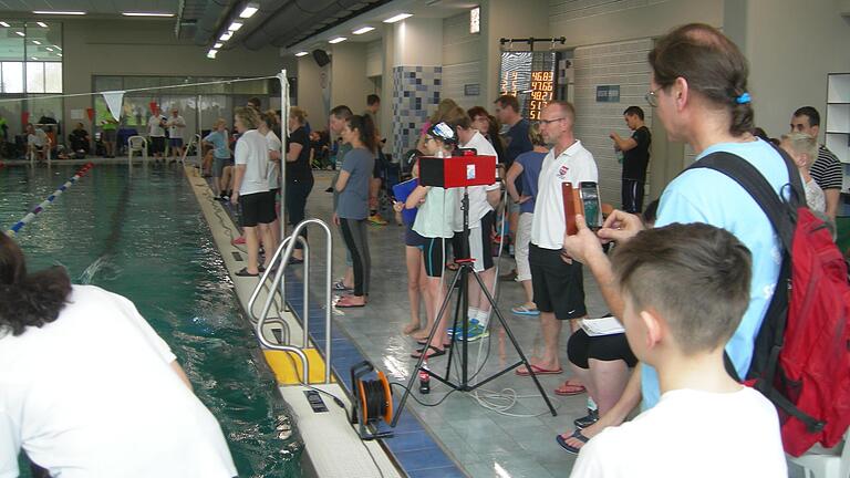 Archivbild vom Wettkampf 2019: Ähnlich viel dürfte auch am Wochenende im Lohrer Nägelsee-Schwimmbad sein. Archivbild vom Wettkampf 2019: Ähnlich viel dürfte auch am Wochenende im Lohrer Nägelsee-Schwimmbad sein.