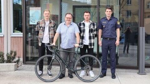 Rennrad zurückgegeben (von links): Hauptsachbearbeiter PHM Behr (PI Würzburg-Stadt), Matthias Wilhelm, Sachbearbeiter PHM Böttcher, stellv. Dienststellenleiter POR Hupp. Rennrad zurückgegeben (von links): Hauptsachbearbeiter PHM Behr (PI Würzburg-Stadt), Matthias Wilhelm, Sachbearbeiter PHM Böttcher, stellv. Dienststellenleiter POR Hupp.