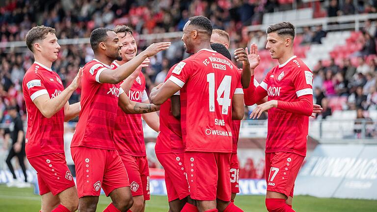 Die Würzburger Kickers gewannen das letzte Heimspiel am Samstag 18. Mai 2024 gegen die DJK Vilzing souverän mit 4:0 in der AKON Arena in Würzburg - und wurden damit zum Regionalliga-Meister. Gelingt heute noch der Sieg im Toto-Pokal-Finale gegen den FC Ingolstadt 04? Die Würzburger Kickers gewannen das letzte Heimspiel am Samstag 18. Mai 2024 gegen die DJK Vilzing souverän mit 4:0 in der AKON Arena in Würzburg - und wurden damit zum Regionalliga-Meister. Gelingt heute noch der Sieg im Toto-Pokal-Finale gegen den FC Ingolstadt 04?