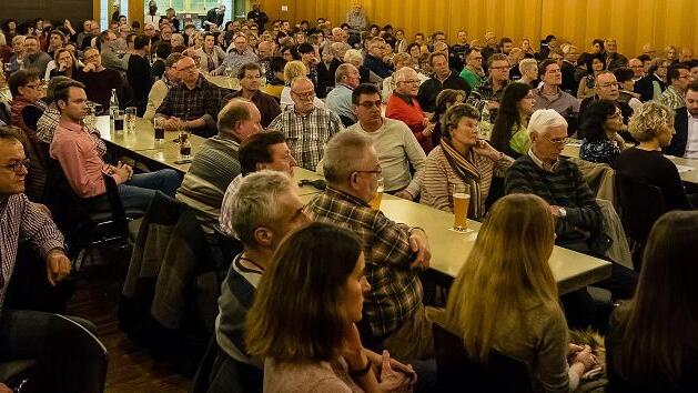 Das Interesse der Bergrheinfelder an der Podiumsdiskussion war riesig. Alle Stühle waren besetzt, es mussten sogar noch weitere aus dem Lager geholt werden.