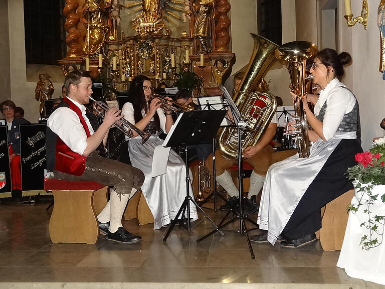 Die 'Auszeit-Musi' spielte im Weihnachtskonzert in Langenleiten einige Stücke. Die 'Auszeit-Musi' spielte im Weihnachtskonzert in Langenleiten einige Stücke.