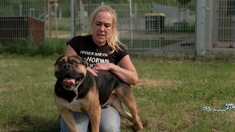 Tierheimleiterin Britta Merkel mit Hund Bruno: Das Tier hat einen lieben Charakter, wird aber in Zukunft hohe Tierarztkosten verursachen. Die RTL-Serie 'Die Unvermittelbaren' erzählt seine Geschichte. Tierheimleiterin Britta Merkel mit Hund Bruno: Das Tier hat einen lieben Charakter, wird aber in Zukunft hohe Tierarztkosten verursachen. Die RTL-Serie 'Die Unvermittelbaren' erzählt seine Geschichte.