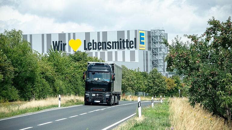 Ein Lkw rollt vom Gelände des Edeka-Zentrallagers in Gochsheim im Landkreis Schweinfurt. Vor der nächsten Verhandlungsrunde im Tarifstreit im Großhandel haben die Beschäftigten ihren Streik unterbrochen. Ein Lkw rollt vom Gelände des Edeka-Zentrallagers in Gochsheim im Landkreis Schweinfurt. Vor der nächsten Verhandlungsrunde im Tarifstreit im Großhandel haben die Beschäftigten ihren Streik unterbrochen. 