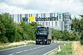 Ein Lkw rollt vom Gelände des Edeka-Zentrallagers in Gochsheim im Landkreis Schweinfurt. Vor der nächsten Verhandlungsrunde im Tarifstreit im Großhandel haben die Beschäftigten ihren Streik unterbrochen.&nbsp;