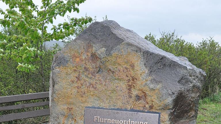 Der Gedenkstein erinnert an Flurbereinigung und Dorferneuerung im Weisachgrund. Der Gedenkstein erinnert an Flurbereinigung und Dorferneuerung im Weisachgrund.