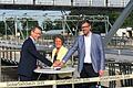 1,2 Millionen hat der Eigenbetrieb Stadtentwässerung der Stadt Schweinfurt für die Erzeugung regenerativer Energien in der Kläranlage Schweinfurt investiert. Bei der offiziellen Inbetriebnahme des Solarfaltdachs (von links) Oberbürgermeister Sebastian Remelé, Betriebsleiterin Dr. Nadine Scheyer und Werkleiter Jan von Lackum.