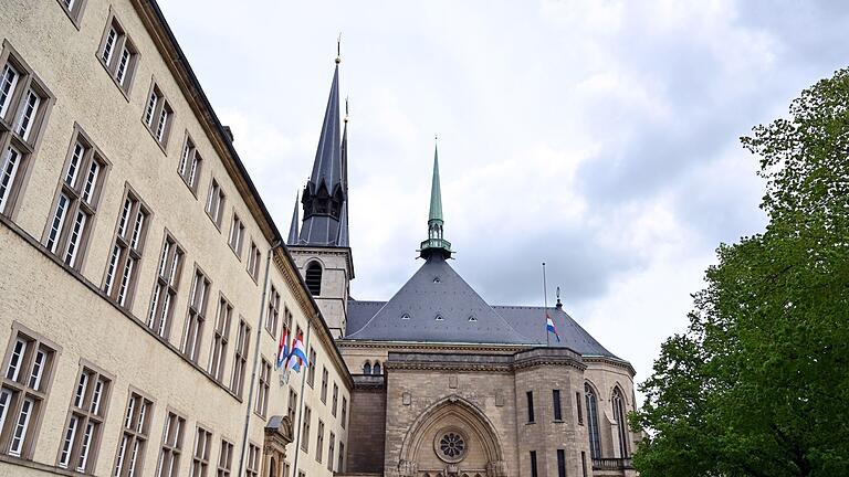 Kathedrale in Luxemburg       -  Ein Millionendiebstahl erschüttert die Caritas in Luxemburg. (Archivbild)