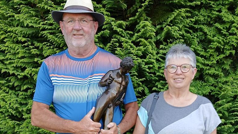 Matthias und Margot Welz kurz vor ihrem besonderen Tag beim Fernsehen in Köln mit der Bronzefigur des 'Dionysos'. Matthias und Margot Welz kurz vor ihrem besonderen Tag beim Fernsehen in Köln mit der Bronzefigur des 'Dionysos'.