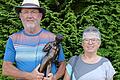 Matthias und Margot Welz kurz vor ihrem besonderen Tag beim Fernsehen in Köln mit der Bronzefigur des 'Dionysos'.