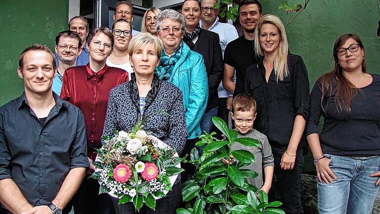 Treue Mitarbeiter der Bäckerei geehrt       -  Eine Reihe langjähriger Mitarbeiter ehrte Marius Fackelmann, Chef von Fackelmanns Backstube, bei einer Betriebsfeier.