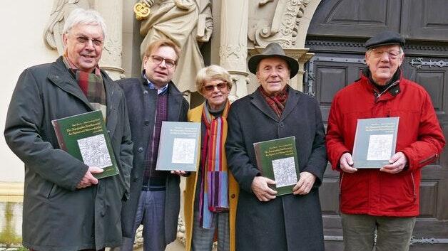 Vor der Dettelbacher Wallfahrtskirche übergaben Autoren und Verleger das Buch (von links): Dr. Hans Bauer, Meike Bauer, Dr. Hans-Ludwig Oertel und Kirchenpfleger Mathias Weissmann.