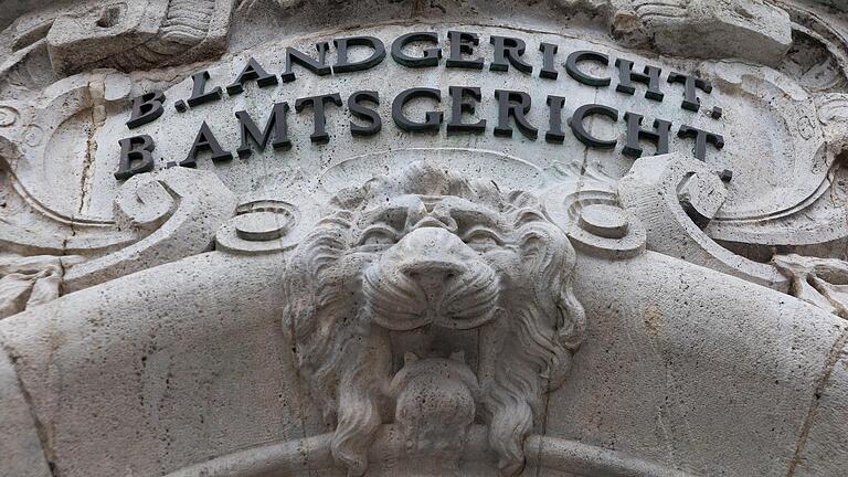 Nach anfänglichem Schweigen hat sich der 53-Jährige, der wegen schweren sexuellen Missbrauchs von Kindern vor dem Schweinfurter Gericht steht, nun doch zu den ihm vorgeworfenen Taten geäußert. Nach anfänglichem Schweigen hat sich der 53-Jährige, der wegen schweren sexuellen Missbrauchs von Kindern vor dem Schweinfurter Gericht steht, nun doch zu den ihm vorgeworfenen Taten geäußert.