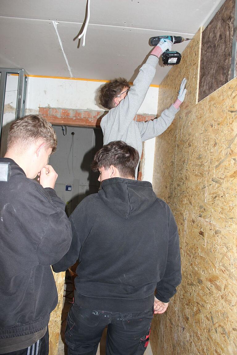 Die Jugendlichen arbeiten kräftig an ihrem neuen Jugendtreff. Es wird gebohrt, geschraubt und gehämmert. Die Jugendlichen arbeiten kräftig an ihrem neuen Jugendtreff. Es wird gebohrt, geschraubt und gehämmert.