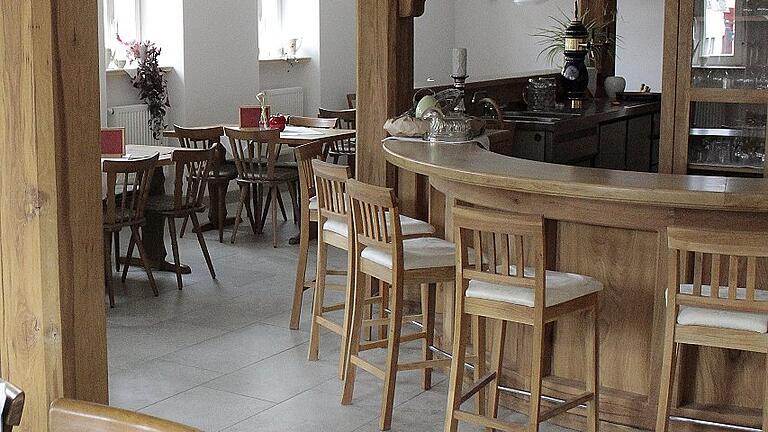 Im Bistro mit runder Theke sollen künftig kleine Gerichte angeboten werden.