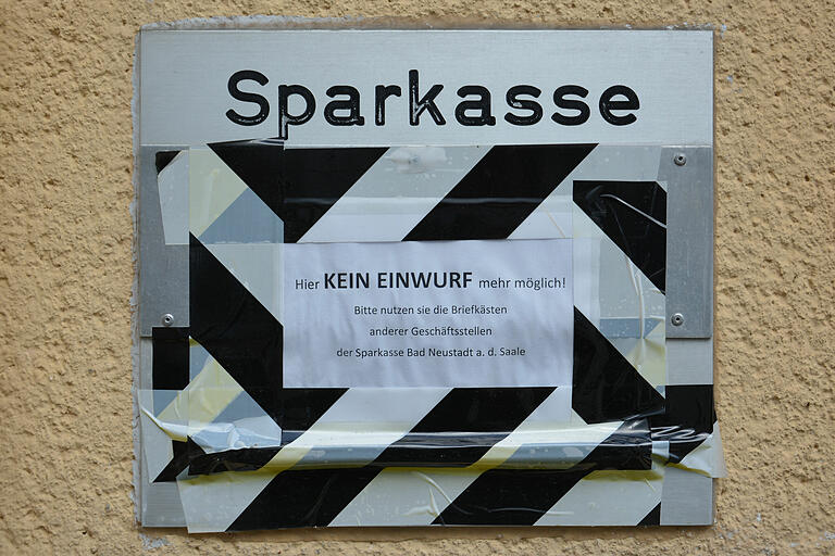 Überweisungsträger und Briefe können bei der Sparkasse in Fladungen nicht mehr eingeworfen werden. Weder an der alten noch an der neuen Adresse. Überweisungsträger und Briefe können bei der Sparkasse in Fladungen nicht mehr eingeworfen werden. Weder an der alten noch an der neuen Adresse.