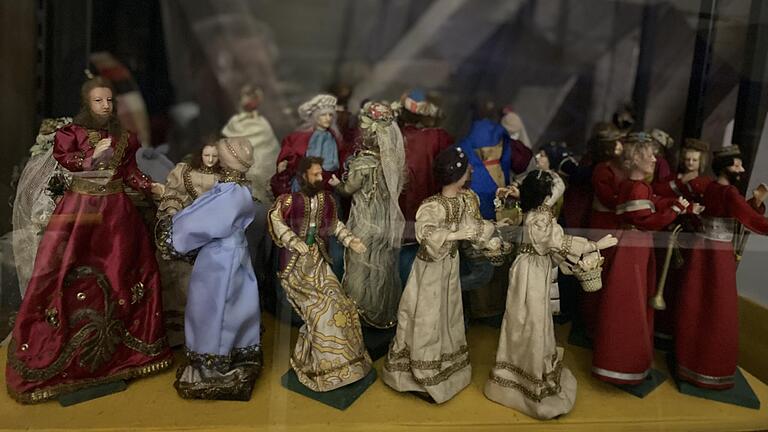 Das Bild zeigt eine Auswahl von Figuren zur Szene 'Hochzeit zu Kana'. Die zugehörige Krippe soll bald in einer Vitrine in der Klosterkirche ausgestellt werden (Archivbild).