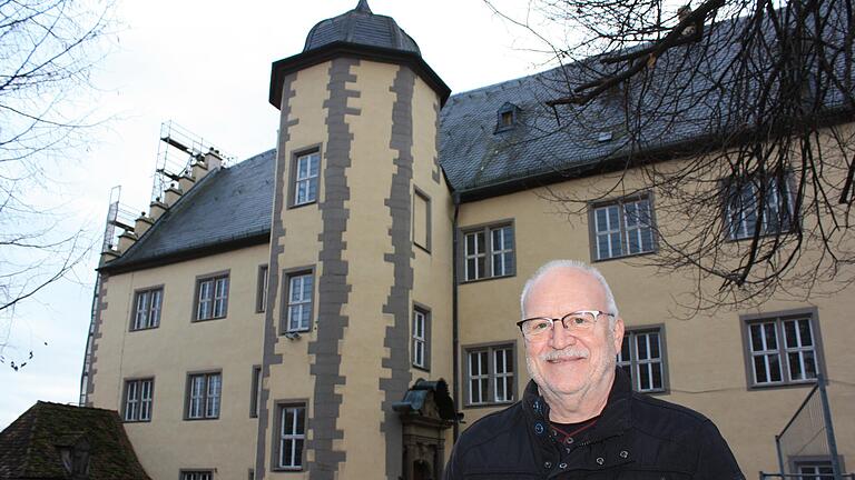 Oberschwarzachs Bürgermeister Manfred Schötz im Innenhof des Echter-Schlosses, das in den kommenden Jahren für einen Millionen-Aufwand saniert wird. Es soll das 'alte und neue Zentrum' des Ortes werden, wünscht sich der Bürgermeister. Oberschwarzachs Bürgermeister Manfred Schötz im Innenhof des Echter-Schlosses, das in den kommenden Jahren für einen Millionen-Aufwand saniert wird. Es soll das 'alte und neue Zentrum' des Ortes werden, wünscht sich der Bürgermeister.