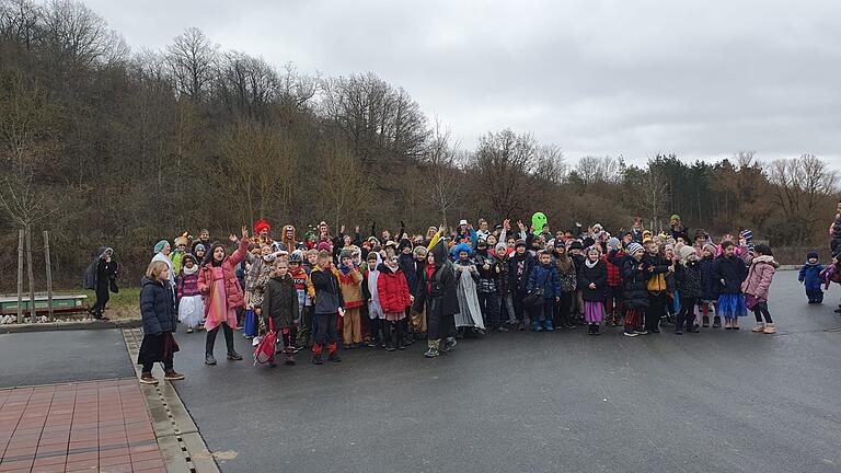 Die Kinder der Grundschule Kirchheim nach dem Abschluss ihres Faschingszugs auf dem Parkplatz der Norma. Die Kinder der Grundschule Kirchheim nach dem Abschluss ihres Faschingszugs auf dem Parkplatz der Norma.
