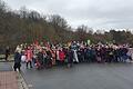 Die Kinder der Grundschule Kirchheim nach dem Abschluss ihres Faschingszugs auf dem Parkplatz der Norma.