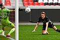 Derzeit stark in Form: Maximilian Breunig (rechts) trifft hier per Kopf für den SC Freiburg im Vorbereitungsspiel gegen den französischen Erstligisten Racing Straßburg.