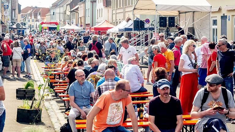 Sehr gut besucht: das Fest der Demokratie in der Oberndorfer Hauptstraße. Sehr gut besucht: das Fest der Demokratie in der Oberndorfer Hauptstraße.