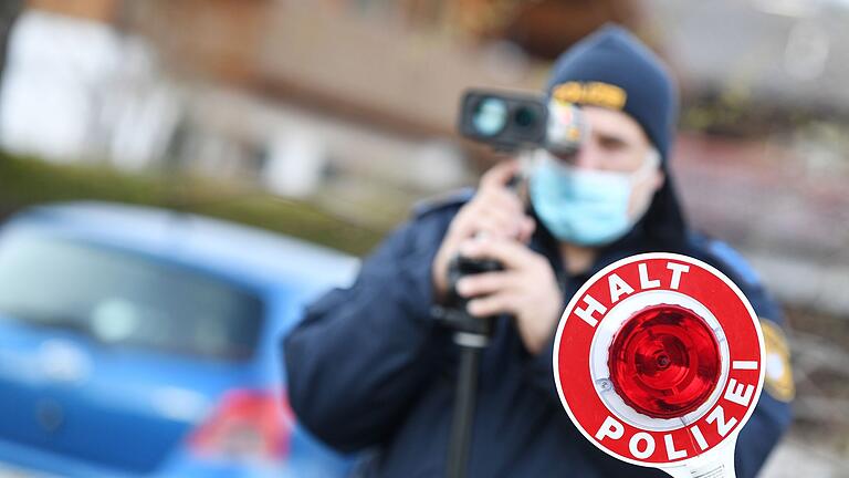 Blitzer       -  Polizisten blitzten ein Motorrad mit überhöhter Geschwindigkeit.