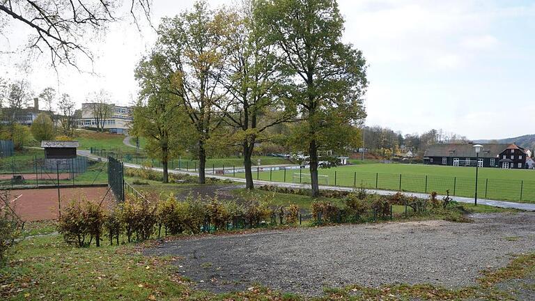 Hinter dem Gersfelder Sportplatz soll im Ehrengrund eine Skirollerbahn entstehen. Foto: Marion Eckert       -  Hinter dem Gersfelder Sportplatz soll im Ehrengrund eine Skirollerbahn entstehen. Foto: Marion Eckert