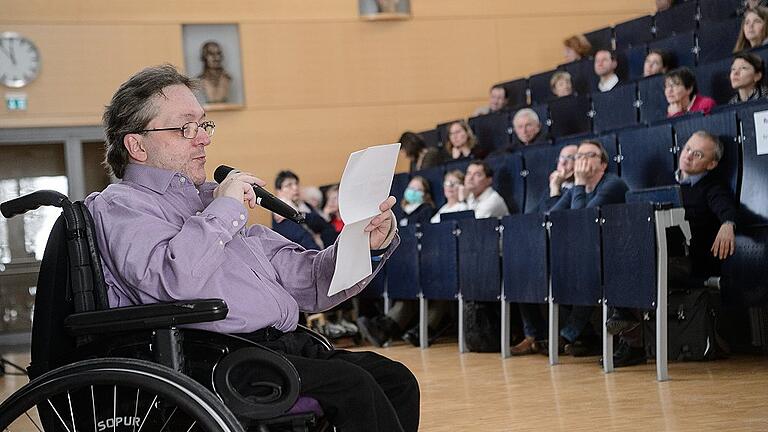 Tag der Seltenen Erkrankungen - Zahlreiche Besucher verfolgen am Samstag den bayernweiten Tag der Seltenen Erkrankungen im Zentrum Operative Medizin (ZOM) an der Uniklinik in Würzburg. Gerald Brandt, 1. Vorsitzender des Vereins Hypophosphatasie Deutschland, bei der Eröffnungsrede. Tag der Seltenen Erkrankungen - Zahlreiche Besucher verfolgen am Samstag den bayernweiten Tag der Seltenen Erkrankungen im Zentrum Operative Medizin (ZOM) an der Uniklinik in Würzburg. Gerald Brandt, 1. Vorsitzender des Vereins Hypophosphatasie Deutschland, bei der Eröffnungsrede.