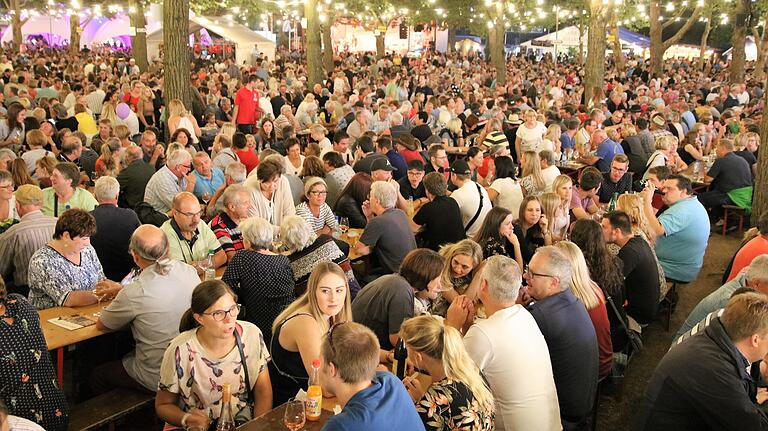 60 000 begeisterte Menschen erlebten beim 71. Fränkischen Weinfest in Volkach an sechs Tagen Stimmung, Gemütlichkeit und Köstlichkeiten aller Art für Körper und Geist. 60 000 begeisterte Menschen erlebten beim 71. Fränkischen Weinfest in Volkach an sechs Tagen Stimmung, Gemütlichkeit und Köstlichkeiten aller Art für Körper und Geist.