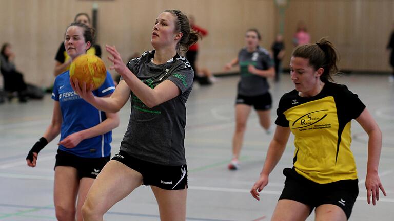 Jennifer Rumpel (am Ball) vom SV Schraudenbach, hier bei einem Duell mit dem TSV Ettleben im Januar 2020, war Anfang des Jahres wegen ihrer fehlenden Corona-Impfung vom Mannschaftssport ausgeschlossen. Jennifer Rumpel (am Ball) vom SV Schraudenbach, hier bei einem Duell mit dem TSV Ettleben im Januar 2020, war Anfang des Jahres wegen ihrer fehlenden Corona-Impfung vom Mannschaftssport ausgeschlossen.