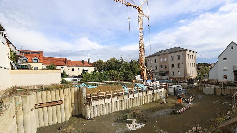 Die neue Sehenswürdigkeit: Das 'Gerolzhöfer Loch' in der Altstadt, die Baugrube neben dem Hotel 'Wilder Mann', das 2024 zwangsversteigert wird. Die neue Sehenswürdigkeit: Das 'Gerolzhöfer Loch' in der Altstadt, die Baugrube neben dem Hotel 'Wilder Mann', das 2024 zwangsversteigert wird.