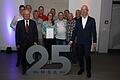 Ihr 25. Jubiläum feierte die Firma MSA AG aus Karlstadt. Im Bild rahmen Firmengründer und Aufsichtsratsvorsitzender Wilhelm Stöhr und Vorstandsvorsitzender Bernd Völker die sieben Mitarbeiter ein, die seit dem Gründungsjahr für das Unternehmen arbeiten.