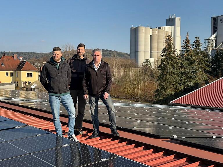 Johannes (von links) und Christof Metz sowie der Kegelvereinsvorsitzende Kurt Burkard auf dem Dach des Karlstadter Kegelzentrums. Johannes (von links) und Christof Metz sowie der Kegelvereinsvorsitzende Kurt Burkard auf dem Dach des Karlstadter Kegelzentrums.