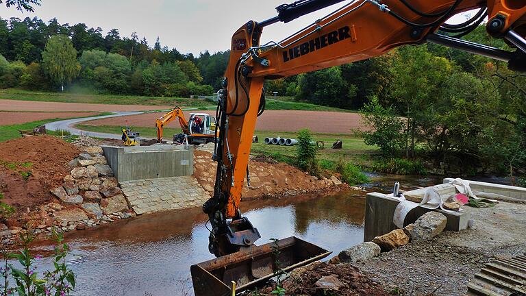 Die Arbeiten der Fußgänger- und Radfahrerbrücke über die Brend am Kollertshof sind derzeit in vollem Gange. Nach weitgehendem Abschluss der Arbeiten an den Brückenfundamenten kann in den nächsten Tagen das Brückeenelement per Kran eingesetzt werden.