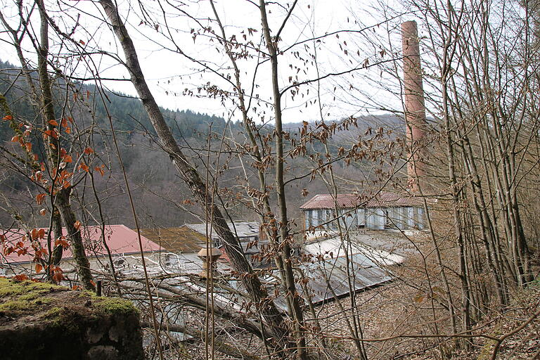Blick vom Waldweg darüber auf die ehemalige Papierfabrik. Blick vom Waldweg darüber auf die ehemalige Papierfabrik.