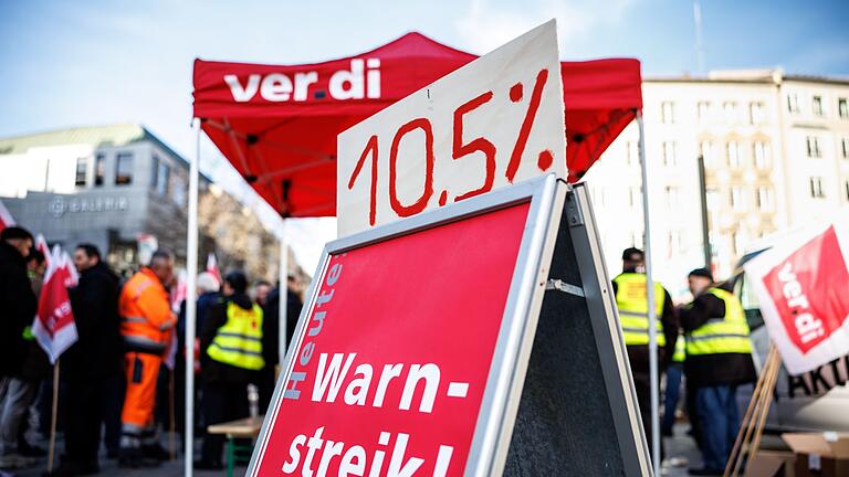 Streikversammlung der Münchner Straßenreiniger.jpeg - Auch Bayern wird heute am 27. März 2023 massiv von dem gemeinsamen Streik von Verdi und der EVG betroffen sein. Streikversammlung der Münchner Straßenreiniger.jpeg - Auch Bayern wird heute am 27. März 2023 massiv von dem gemeinsamen Streik von Verdi und der EVG betroffen sein.