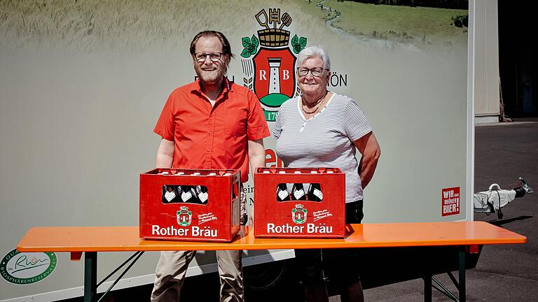 Strahlende Gesichter bei der Gewinnübergabe: Xaver Weydringer, Geschäftsführer der Rother Bräu, überreichte den Preis an Erika Winkler aus Ostheim. Strahlende Gesichter bei der Gewinnübergabe: Xaver Weydringer, Geschäftsführer der Rother Bräu, überreichte den Preis an Erika Winkler aus Ostheim.