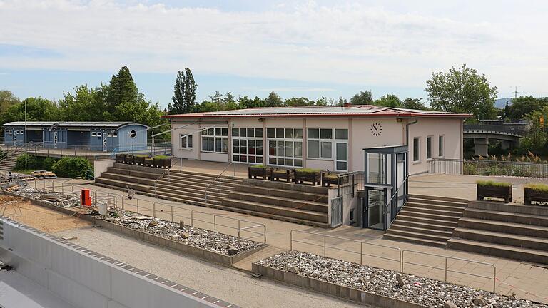 Im Kiosk mit großer Sonnenterrasse gibt es wie bisher Pommes, Eis und Currywurst – neu ist der Pächter. Im Kiosk mit großer Sonnenterrasse gibt es wie bisher Pommes, Eis und Currywurst – neu ist der Pächter.