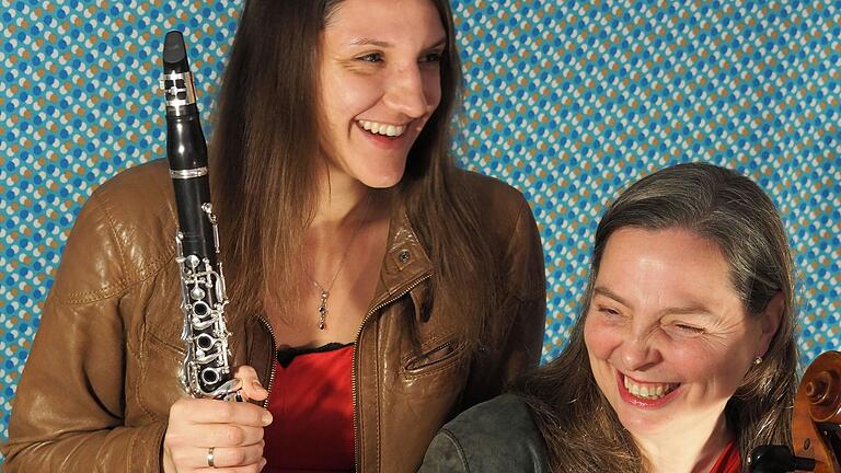 Das Duo Tacaeddish – Stefanie Waegner (Violoncello) und Felicitas Gätzschmann (Klarinette) – performt zur Eröffnungsveranstaltung des Tags der offenen Gartentür in Aub. Das Duo Tacaeddish – Stefanie Waegner (Violoncello) und Felicitas Gätzschmann (Klarinette) – performt zur Eröffnungsveranstaltung des Tags der offenen Gartentür in Aub.