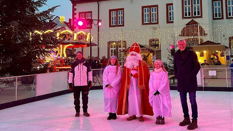 Der Organisator der Rimparer Dorfweihnacht Alexander Thumbs (links) eröffnete mit Bürgermeister Bernhard Weidner (rechts), Nikolaus und Engelchen die Rimparer Dorfweihnacht.