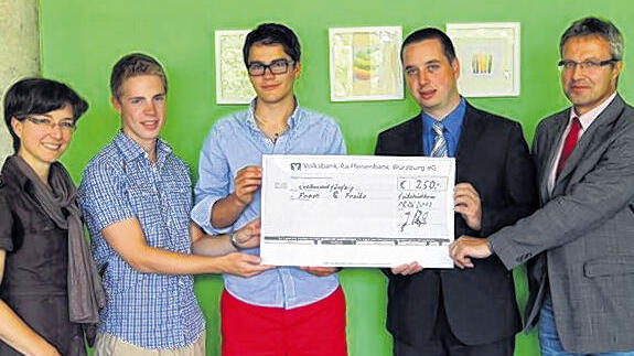 Fresh & Fruits - (gmv) Die Schülerfirma Fresh & Fruits betreibt die Schülerlounge im Gymnasium Veitshöchheim und versorgt die Schüler mit frischen Produkten aus regionalen Zutaten. Der Geschäftsführer der Schülerfirma, Lukas Krenz, konnte die VR-Bank für ein Sponsoring gewinnen. Mit 250 Euro unterstützt diese das Drucken von Wertmarken. Im Bild: (von rechts) stellvertretender Schulleiter Michael Schmitt, Joachim Reuß (VR Bank) Lukas Krenz und Daniel Ebenbeck (beide Schülerfirma) sowie die Betreuungslehrerin Margret Simmelbauer. Fresh & Fruits - (gmv) Die Schülerfirma Fresh & Fruits betreibt die Schülerlounge im Gymnasium Veitshöchheim und versorgt die Schüler mit frischen Produkten aus regionalen Zutaten. Der Geschäftsführer der Schülerfirma, Lukas Krenz, konnte die VR-Bank für ein Sponsoring gewinnen. Mit 250 Euro unterstützt diese das Drucken von Wertmarken. Im Bild: (von rechts) stellvertretender Schulleiter Michael Schmitt, Joachim Reuß (VR Bank) Lukas Krenz und Daniel Ebenbeck (beide Schülerfirma) sowie die Betreuungslehrerin Margret Simmelbauer.