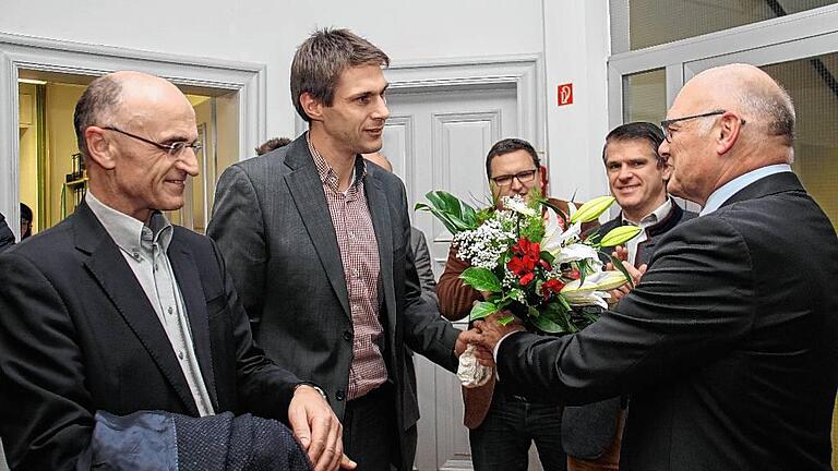 Glückwünsche für Wolfgang Borst: Landrat Wilhelm Schneider (von links), CSU-Ortsvorsitzender Andreas Dellert, Stadtrat Alexander Bergmann und CSU-Landtagsabgeordneter Steffen Vogel freuen sich über den hohen Zuspruch von 93,9 Prozent, den der bisherige und neue Bürgermeister der Stadt Hofheim erhalten hat. Glückwünsche für Wolfgang Borst: Landrat Wilhelm Schneider (von links), CSU-Ortsvorsitzender Andreas Dellert, Stadtrat Alexander Bergmann und CSU-Landtagsabgeordneter Steffen Vogel freuen sich über den hohen Zuspruch von 93,9 Prozent, den der bisherige und neue Bürgermeister der Stadt Hofheim erhalten hat.