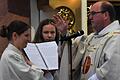 Pfarrer Sven Johannsen segnet die neue Pastoralassistentin Agnes Donhauser (links).