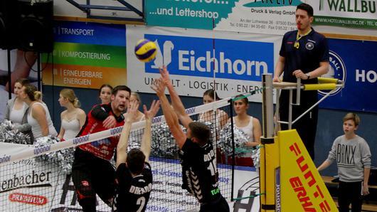 Gegen den Schmetterschlag von Kapitän Sebastian Richter (links) haben die Dresdner Christian Heymann (Nr. 2) und Daniel Schmitt (Nr. 10) keine Chance. Gegen den Schmetterschlag von Kapitän Sebastian Richter (links) haben die Dresdner Christian Heymann (Nr. 2) und Daniel Schmitt (Nr. 10) keine Chance.