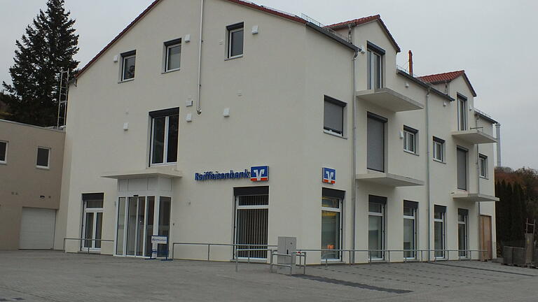 Das neue Gebäude der Geschäftsstelle der Raiffeisenbank Main-Spessart in Lengfurt. Das neue Gebäude der Geschäftsstelle der Raiffeisenbank Main-Spessart in Lengfurt.
