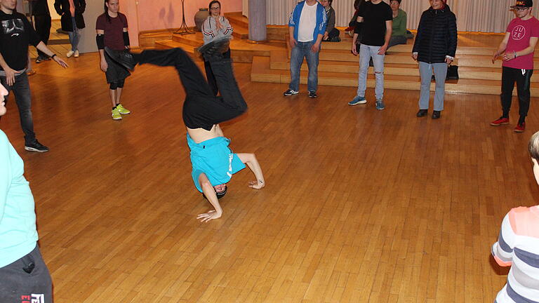 Basti zeigt seinem Team beim Training im großen Festsaal einen Kopfstand. Basti zeigt seinem Team beim Training im großen Festsaal einen Kopfstand.