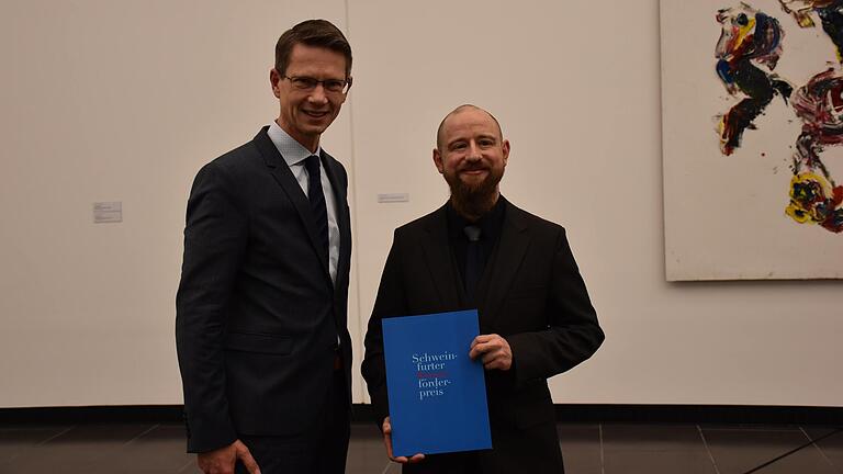 Oberbürgermeister Sebastian Remelé überreicht den Kunstförderpreis an den Maler Robert Weissenbacher. Oberbürgermeister Sebastian Remelé überreicht den Kunstförderpreis an den Maler Robert Weissenbacher.
