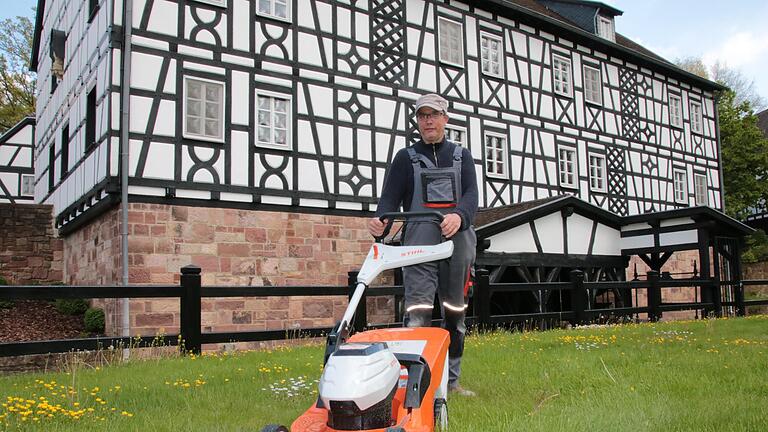 Eigentlich ist Silvio Fleischer ja Portier, aber weil im Moment jede helfende Hand im Romantik-Hotel Neumühle gebraucht wird, hilft er in der Haustechnik mit und mäht den Rasen vor dem idyllischen Fachwerk-Ensemble. - Eigentlich ist Silvio Fleischer ja Portier, aber weil im Moment jede helfende Hand im Romantik-Hotel Neumühle gebraucht wird, hilft er in der Haustechnik mit und mäht den Rasen vor dem idyllischen Fachwerk-Ensemble. Eigentlich ist Silvio Fleischer ja Portier, aber weil im Moment jede helfende Hand im Romantik-Hotel Neumühle gebraucht wird, hilft er in der Haustechnik mit und mäht den Rasen vor dem idyllischen Fachwerk-Ensemble. - Eigentlich ist Silvio Fleischer ja Portier, aber weil im Moment jede helfende Hand im Romantik-Hotel Neumühle gebraucht wird, hilft er in der Haustechnik mit und mäht den Rasen vor dem idyllischen Fachwerk-Ensemble.