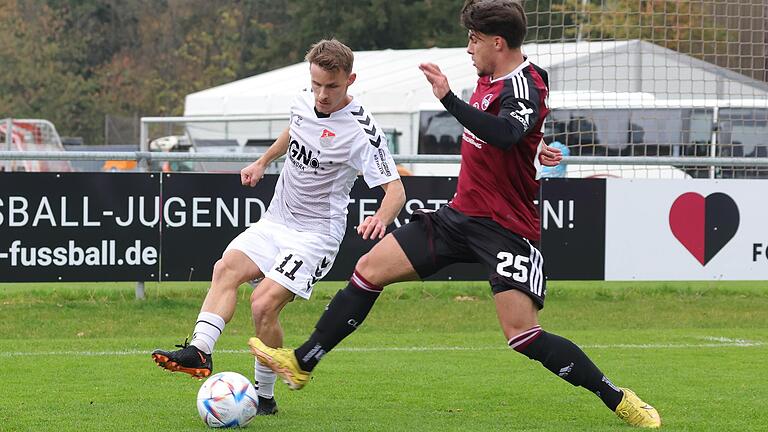 Leonard Langhans (links) vom TSV Aubstadt bereitete der Hintermannschaft des 1. FC Nürnberg II (Shawn Blum) einige Stressmomente.